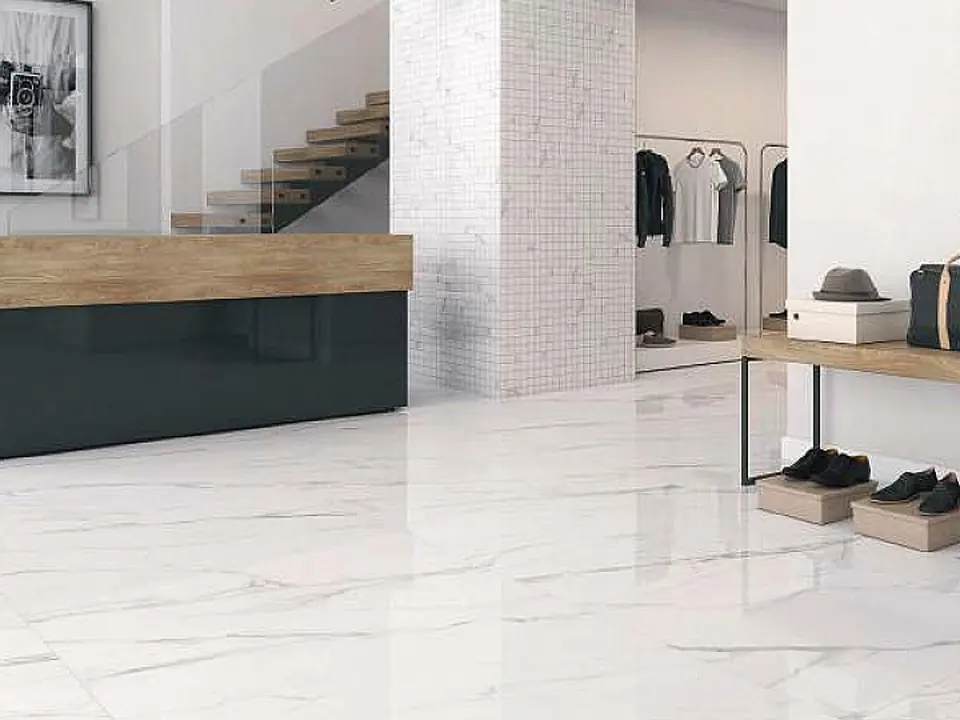 Boutique avec un sol en grès cérame clair effet marbre posé avec un lot de déstockage