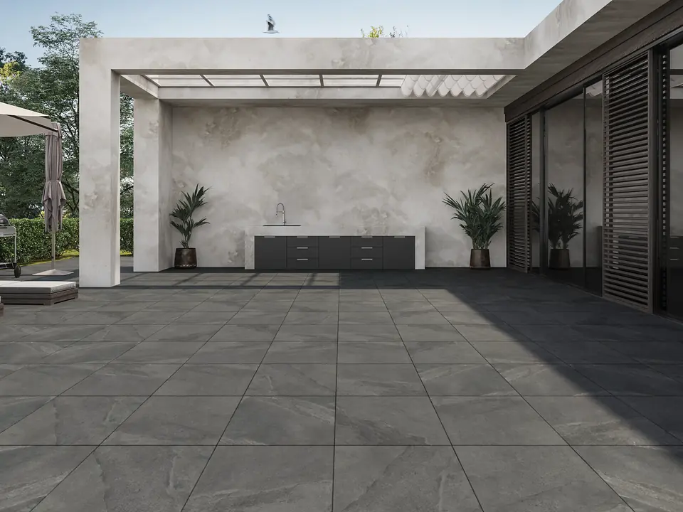 Terrasse avec des dalles en grès cérame gris foncé de 20 mm en déstockage
